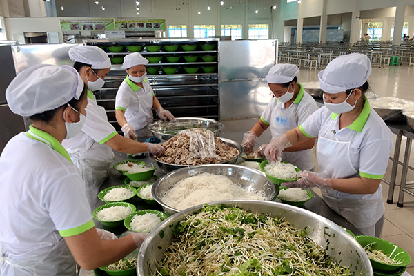 Chế biến bữa ăn cho công nhân tại Công ty TNHH Dona Pacific Việt Nam (khu công nghiệp Sông Mây, huyện Trảng Bom).  (ảnh: Công Nghĩa).