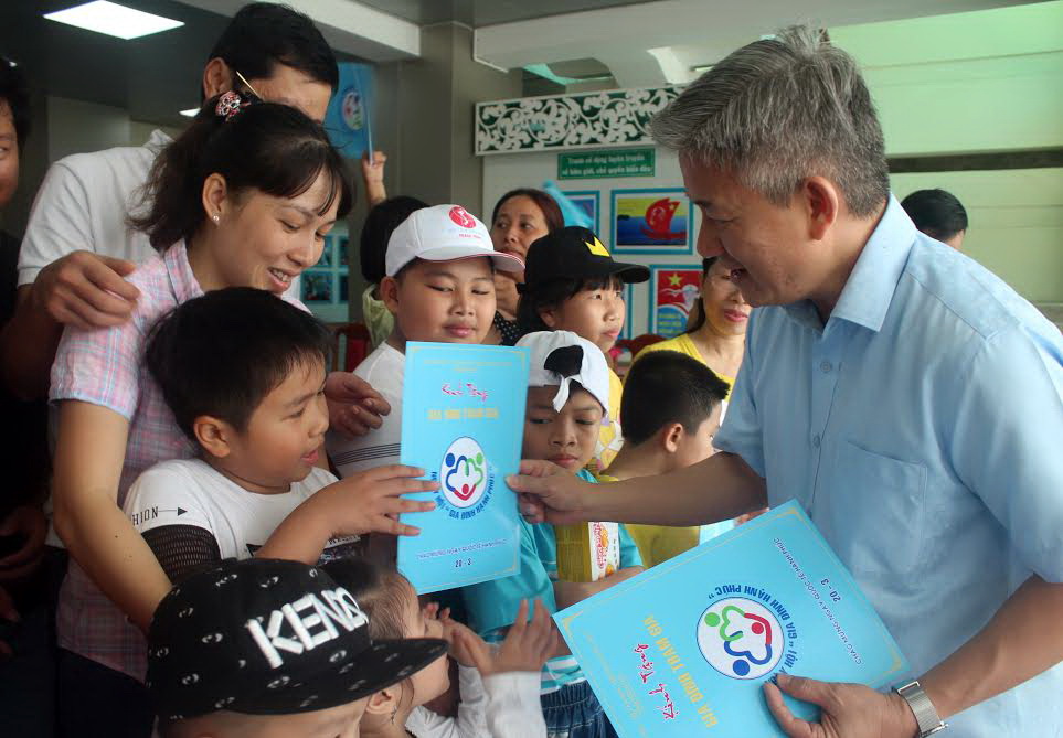 Ông Lê Kim Bằng, giám đốc Sở Văn hóa - thể thao và du lịch trao giấy chứng nhận cho các gia đình tham gia ngày hội