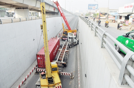 Hầm chui ngã tư Vũng Tàu đi vào hoạt động, nhưng vẫn tiềm ẩn nhiều nguy cơ xảy ra tai nạn giao thông. Trong ảnh: Xe đầu kéo chở container lật tại hầm chui hướng từ quốc lộ 51 về cầu Đồng Nai. Ảnh: T.HẢI