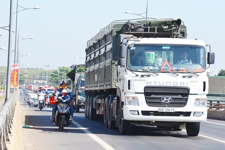 Lượng xe qua TX.Long Khánh hàng ngày khá đông.