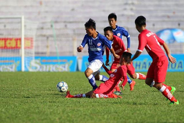 U.19 Thừa Thiên Huế (áo xanh) đã gây bất ngờ với chiến thắng trước chủ nhà Bình Định