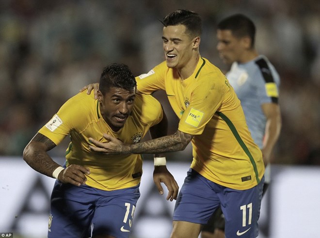 Paulinho (trái) lập hat-trick cho Brazil. (Nguồn: AP)