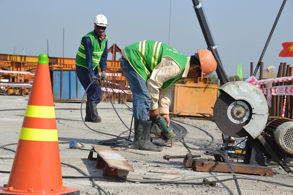 công nhân đang thi công những hạng mục còn lại của cầu