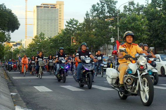 Đoàn diễu hành đi qua nhiều tuyến đường nội ô của TP.Biên Hòa