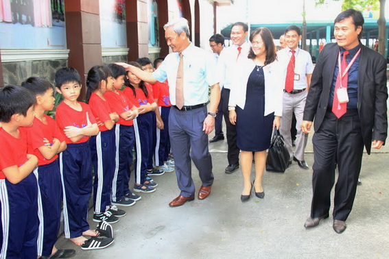 Học sinh Trường tiểu học Nguyễn Khuyến nằm trong Trường đại học công nghệ Đồng Nai chào đón Bí thư Tỉnh ủy Nguyễn Phú Cường tới thăm