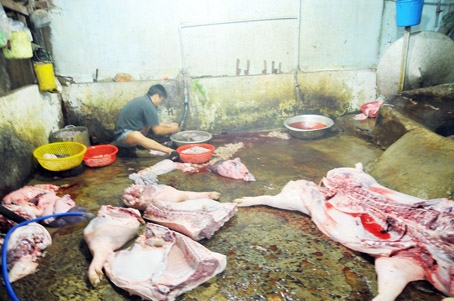 Một cơ sở giết mổ heo trái phép, không đảm bảo vệ sinh an toàn thực phẩm ở xã Bình Minh, huyện Trảng Bom bị phát hiện. Ảnh: A.Lộc