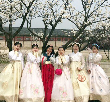 Chị Nguyễn Tú Thủy, ngụ ở Biên Hòa, mặc Hanbok truyền thống trong chuyến đi Hàn Quốc mới đây. (Ảnh do nhân vật cung cấp)