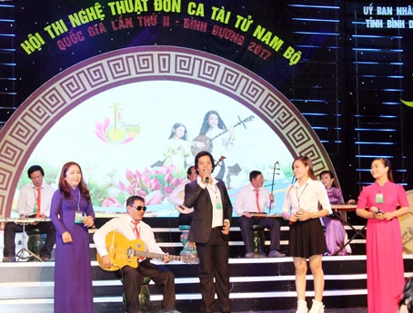 Các tài tử của đoàn Đồng Nai đang biểu diễn trên sân khấu tại Festival đờn ca tài tử quốc gia lần thứ II - Bình Dương 2017. Ảnh: V.Truyên