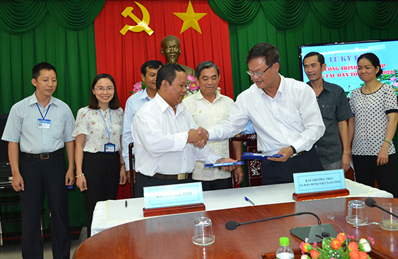 Đại diện của  Ủy ban MTTQ tỉnh và Ban Dân tộc tỉnh đã ký kết chương trình phối hợp công tác dân tộc