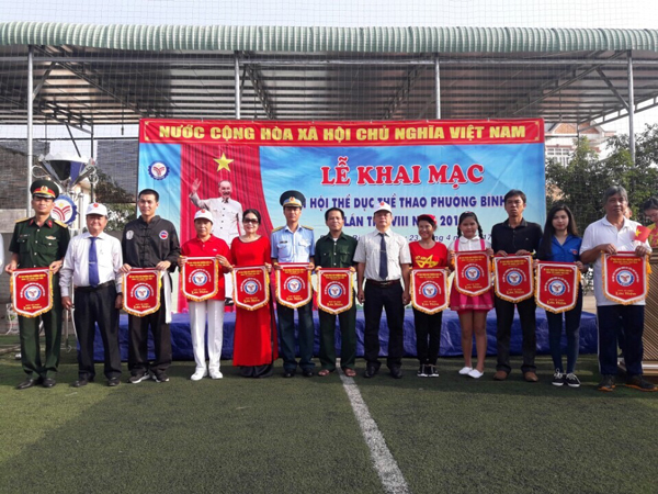 Ban tổ chức tặng cờ lưu niệm cho các đơn vị tham dự lễ khai mạc Đại hội TDTT phường Bình Đa lần VIII 