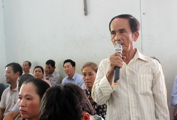 Cử tri xã Tam An, huyện Long Thành trình bày kiến nghị tại buổi tiếp xúc cử tri. 
