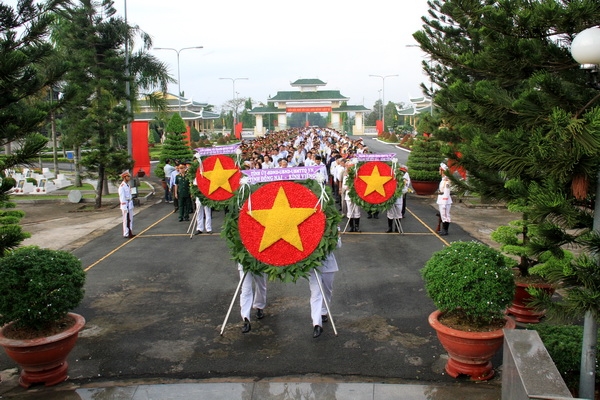 Đội nghi lễ đặt vòng hòa trước tượng đài Tổ quốc ghi công