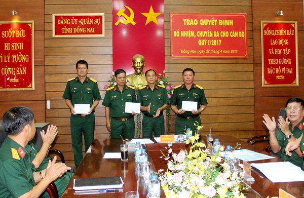 Đại tá Huỳnh Thanh Liêm, chính ủy Bộ Chỉ huy quân sự tỉnh trao quyết định cho cán bộ 