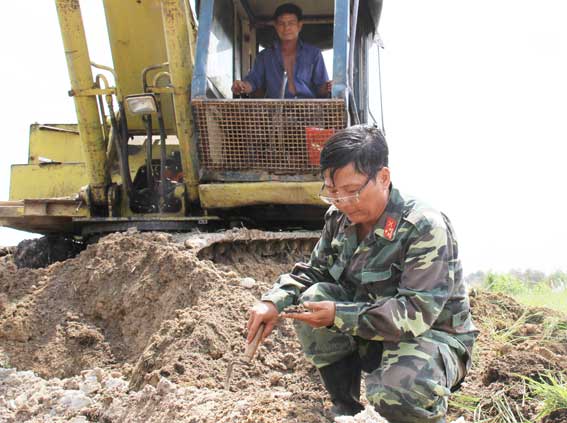 Lực lượng tìm kiếm hài cốt liệt sĩ tại khu vực Sân bay Biên Hòa
