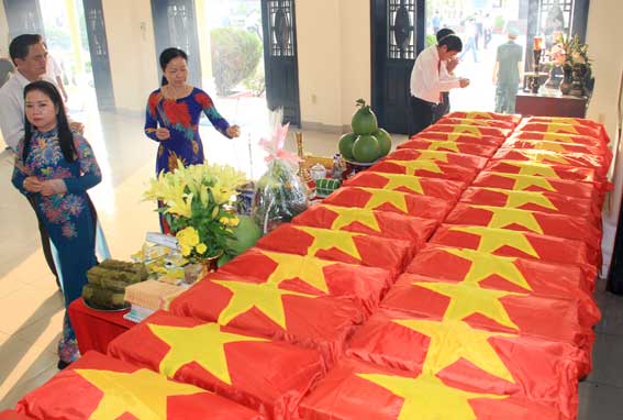 Cán bộ và nhân dân tới thắp hương cho các hài cốt liệt sĩ được tìm thấy tại Sân bay Biên Hòa hiện được thờ cúng tại Nghĩa trang liệt sĩ tỉnh