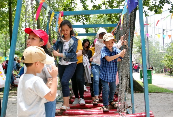 trẻ em chơi đùa tại Khu du lịch Bửu Long trong sáng 30-4.