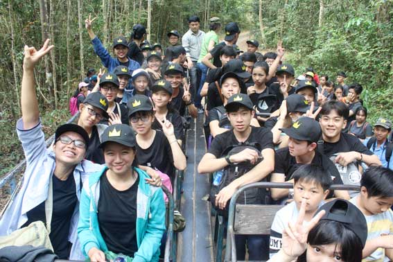 Du khách hào hứng khi tham quan khu vực rừng hỗn giao tre, nứa… tại Vườn quốc gia Cát Tiên bằng xe chuyên dụng.