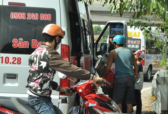 Một số nhà xe chạy tuyến TP.Hồ Chí Minh-Vũng Tàu đón khách, lấy hàng tại khu vực đấu nối lên cao tốc TP.Hồ Chí Minh - Long Thành - Dầu Giây trên quốc lộ 51.