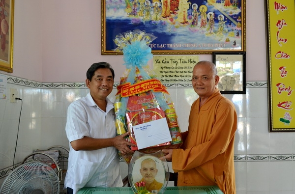 Đồng chí Huỳnh Văn Tới thăm các chức sắc Phật giáo.