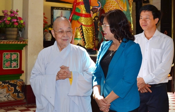 ĐC Hiệp thăm và chúc mừng ni trưởng Huệ Hương (4)