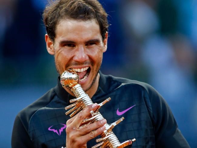 Rafael Nadal lần thứ 3 liên tiếp được cắn cúp ở mùa giải năm nay. (Nguồn: AP)