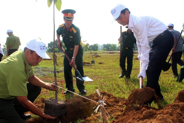 Phó chủ tịch UBND tỉnh Võ Văn Chánh tham gia trồng cây sau lễ phát động.