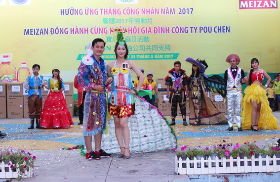 Một phần trình diễn thời trang tái chế trong ngày hội