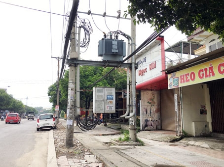 Không ít trụ điện lấn chiếm vỉa hè trên các tuyến đường. Trong ảnh: Trụ điện trên đường Nguyễn Ái Quốc, đoạn phường Tân Hiệp.