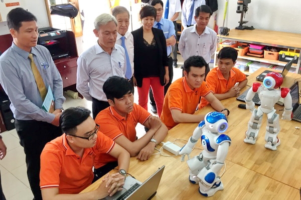 Bí thư Tỉnh ủy tham quan một buổi học lập trình cho robot Nao công nghệ Nhật Bản.