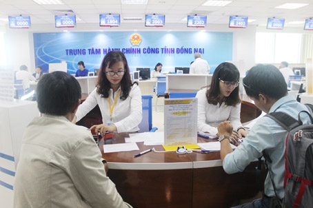 Người dân đăng ký chuyển phát kết quả về nhà qua bưu điện tại Trung tâm hành chính công tỉnh Đồng Nai.