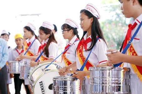 Các em học sinh thi trống trong phần thi nghi thức đội.