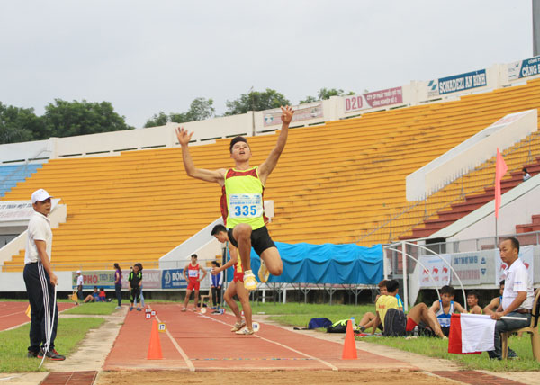 VĐV nam thi đấu môn nhảy xa.