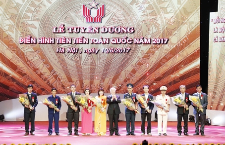2b Tổng Bí thư Nguyễn Phú Trọng tặng hoa chúc mừng các điển hình tiên tiến trong cả nước