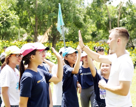 Học viên Trung tâm Anh ngữ Việt Mỹ trong chuyến dã ngoại hè với giáo viên. Ảnh: P.LIỄU