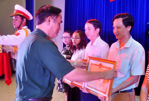 Đại tá Mai Xuân Chiến, Phó Chính ủy Bộ CHQS tỉnh trao giấy khen cho các tập thể có thành tích phối hợp tuyên truyền 