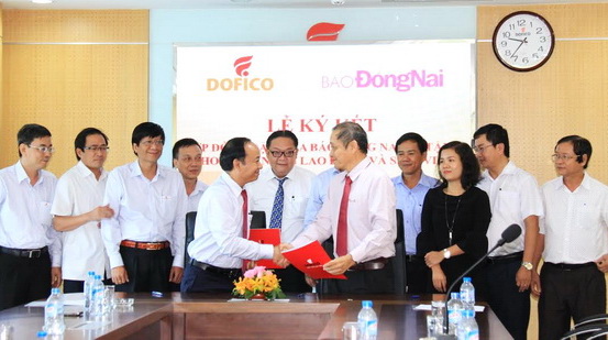 Tổng giám đốc Dofico Nguyễn Hữu Hiểu và Tổng biên tập báo Đồng Nai ký kết hợp đồng mua báo tặng công nhân và sinh viên