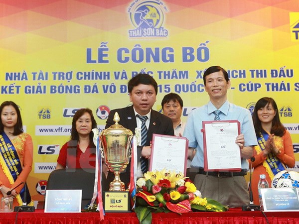 Ông Lê Hoài Anh (trái) tại lễ công bố nhà tài trợ.