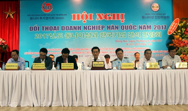Phó chủ tịch UBND tỉnh Võ Văn Chánh trao đổi với đại diện các doanh nghiệp Hàn Quốc.