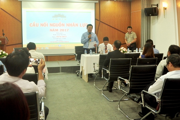 Đại diện Sở Lao động – thương binh và xã hội trình bày về việc nhu cầu tìm kiếm người lao động của các khu công nghiệp tại Đồng Nai hiện nay