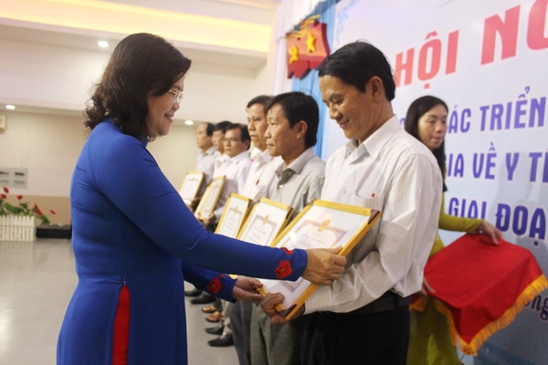    Phó chủ tịch UBND tỉnh Nguyễn Hòa Hiệp trao bằng khen của UBND tỉnh cho các địa phương hoàn thành xuất sắc công tác y tế xã. Ảnh: Ngọc Thư. 