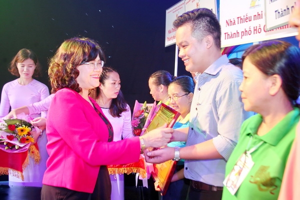 Phó chủ tịch UBND tỉnh Nguyễn Hòa Hiệp tặng biểu trưng và hoa động viên tinh thần các đoàn về tham dự liên hoan.