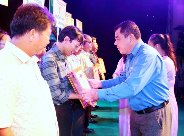 Anh Nguyễn Cao Cường, Bí thư Tỉnh Đoàn Đồng Nai trao tặng  bằng khen và giấy chứng nhận cho các đơn vị tham gia liên hoan múa rối.