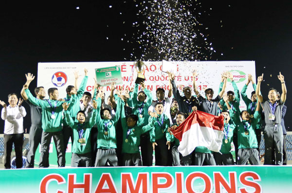 Đội U.15 Indonesia giương cao cúp vô địch