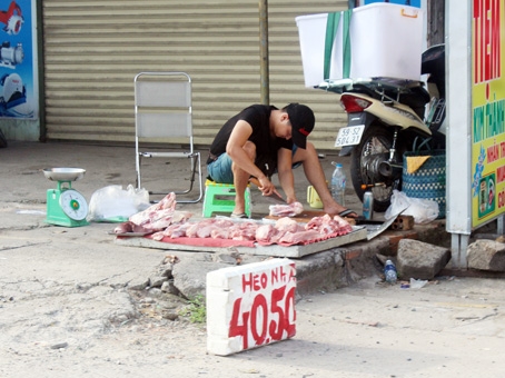  Thịt heo “nhà” được bày bán tràn lan trên các vỉa hè đường Bùi Trọng Nghĩa, phường Trảng Dài  (TP. Biên Hòa).