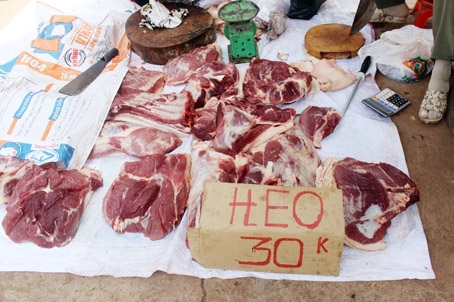 Một điểm bán thịt heo trên vỉa hè đường Đồng Khởi, phường Trảng Dài (TP. Biên Hòa). Ảnh: Hải Quân