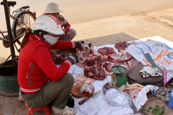 Sạp bán thịt heo vỉa hè tại xã Sông Trầu (huyện Trảng Bom). Ảnh: B.Nguyên