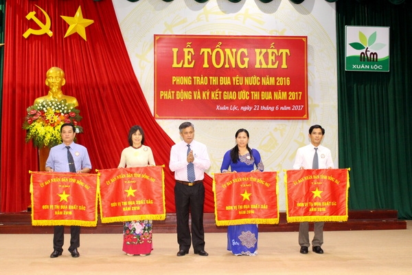 Hội đồng thi đua khen thưởng tỉnh Đồng Nai trao cờ thi đua cho 4 tập thể lao động xuất sắc.