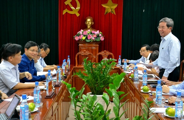 Phó chủ tịch UBND tỉnh Nguyễn Quốc Hùng giải trình thêm thông tin cho đoàn công tác
