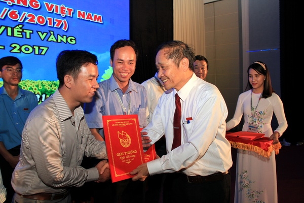 TBT Báo Đồng Nai Trần Huy Thanh trao giải khuyến khích cho đơn vị Đài Biên Hòa.