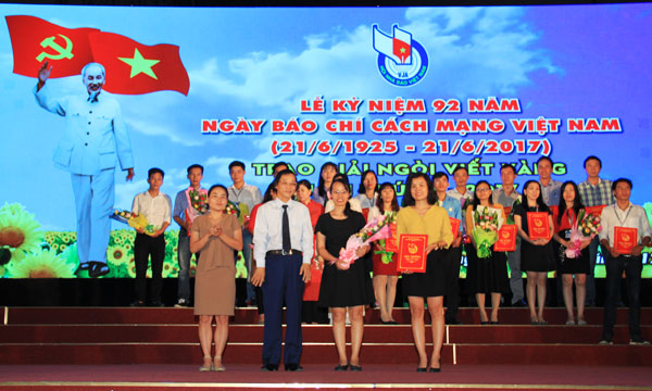 Phó Trưởng ban thường Trực Ban Tuyên giáo Tỉnh ủy Bùi Quang Huy trao giải Nhất Ngòi Viết vàng năm 2017 cho nhóm tác giả Ban kinh tế - xã hội Báo Đồng Nai